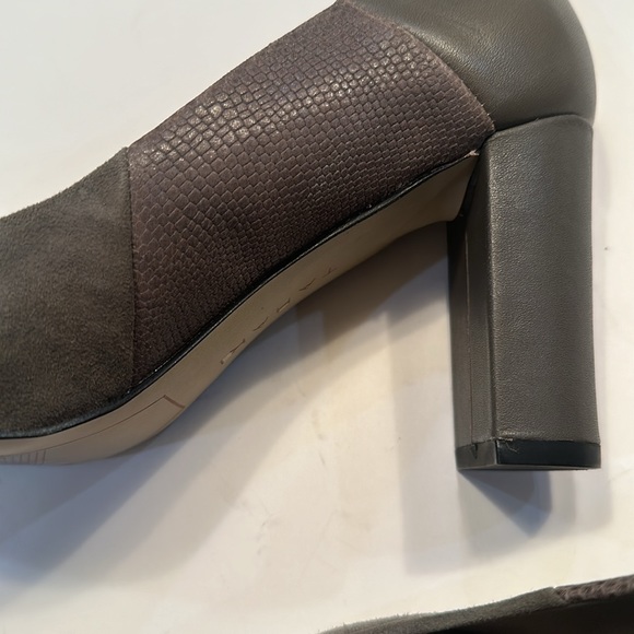 TAHARI Block Suede Elroy Heels - Picture 5 of 10